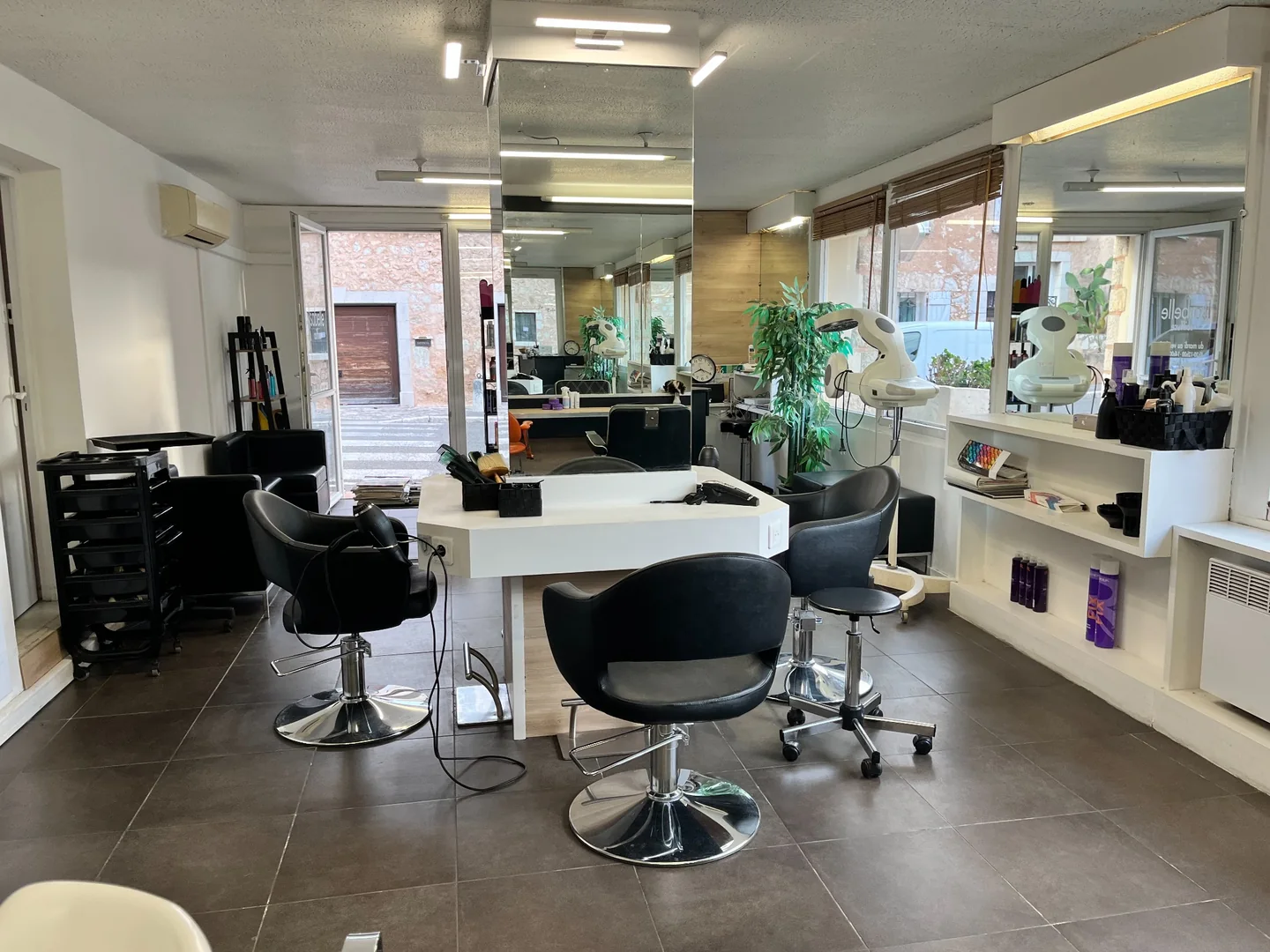 Postes de coiffage et fauteuils noirs d’Isabelle coiffure